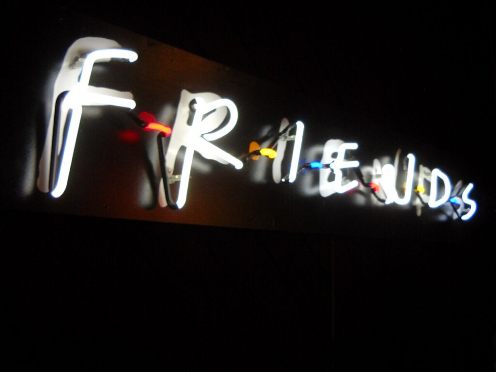 Clássico dos anos 90 volta ao streaming e conquista nova geração - Créditos: By Chester from Toronto, Canada - Visita ao set da Warner, CC BY 2.0, https://commons.wikimedia.org/w/index.php?curid=33151182