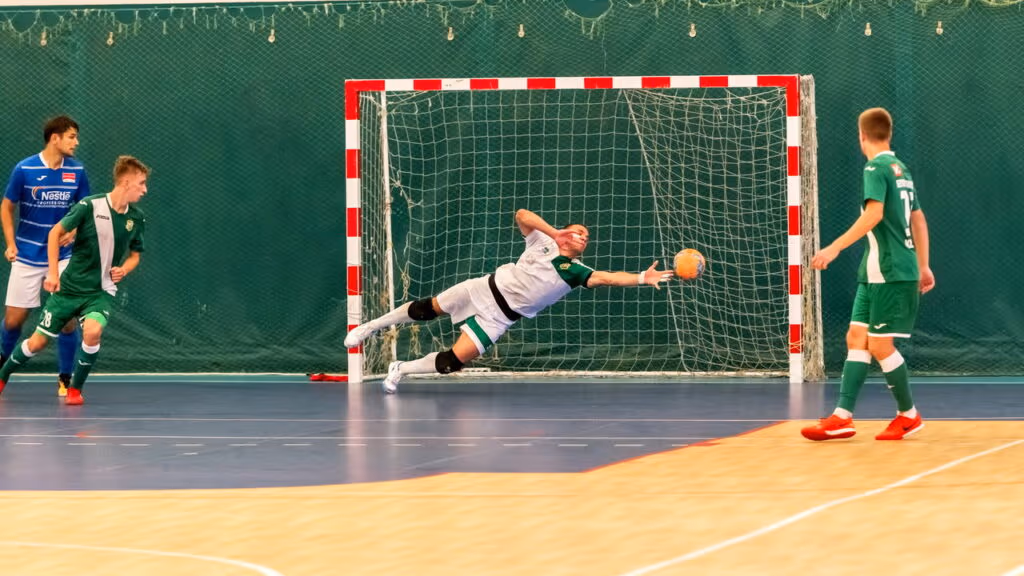 Goleiro morre segundos depois de defender pênalti em campeonato de futsal