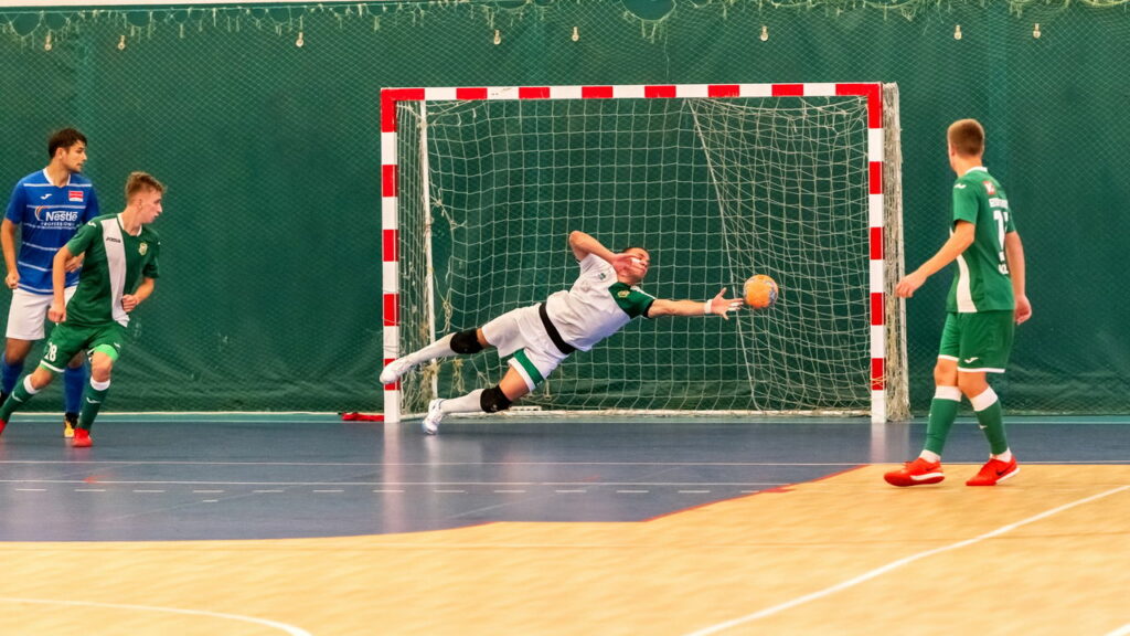 Goleiro morre segundos depois de defender pênalti em campeonato de futsal