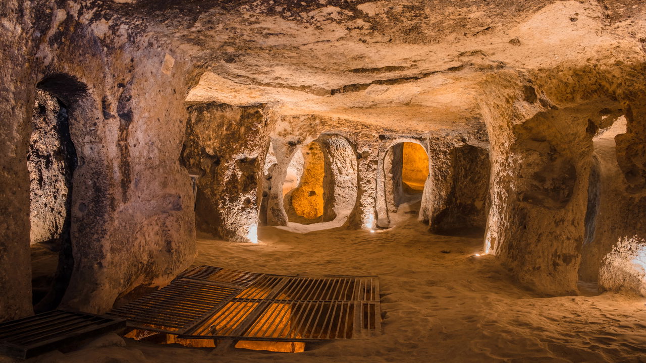 Homem descobre cidade subterrânea com mais de 2000 anos após reforma na casa