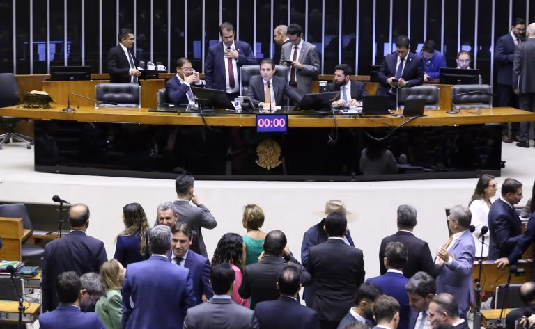 Crusoé: 72% dos brasileiros reprovam a PEC da Blindagem