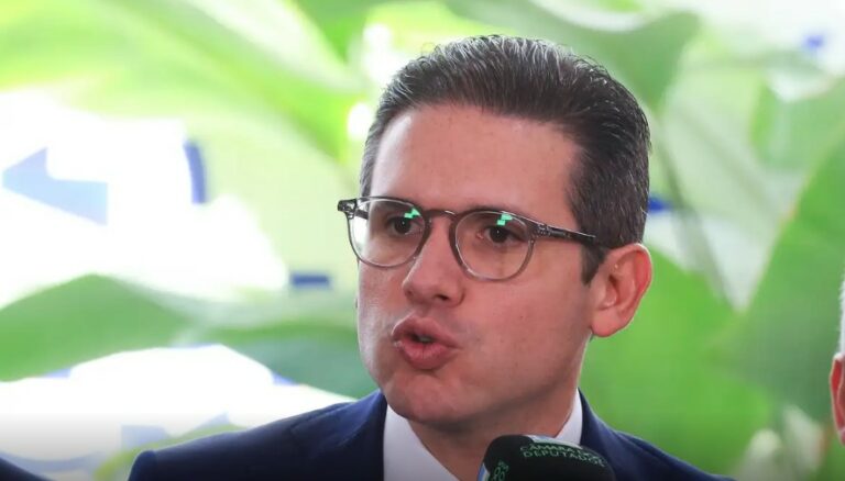 Crusoé: Ao agradar os dois lados, Hugo Motta trai a ambos