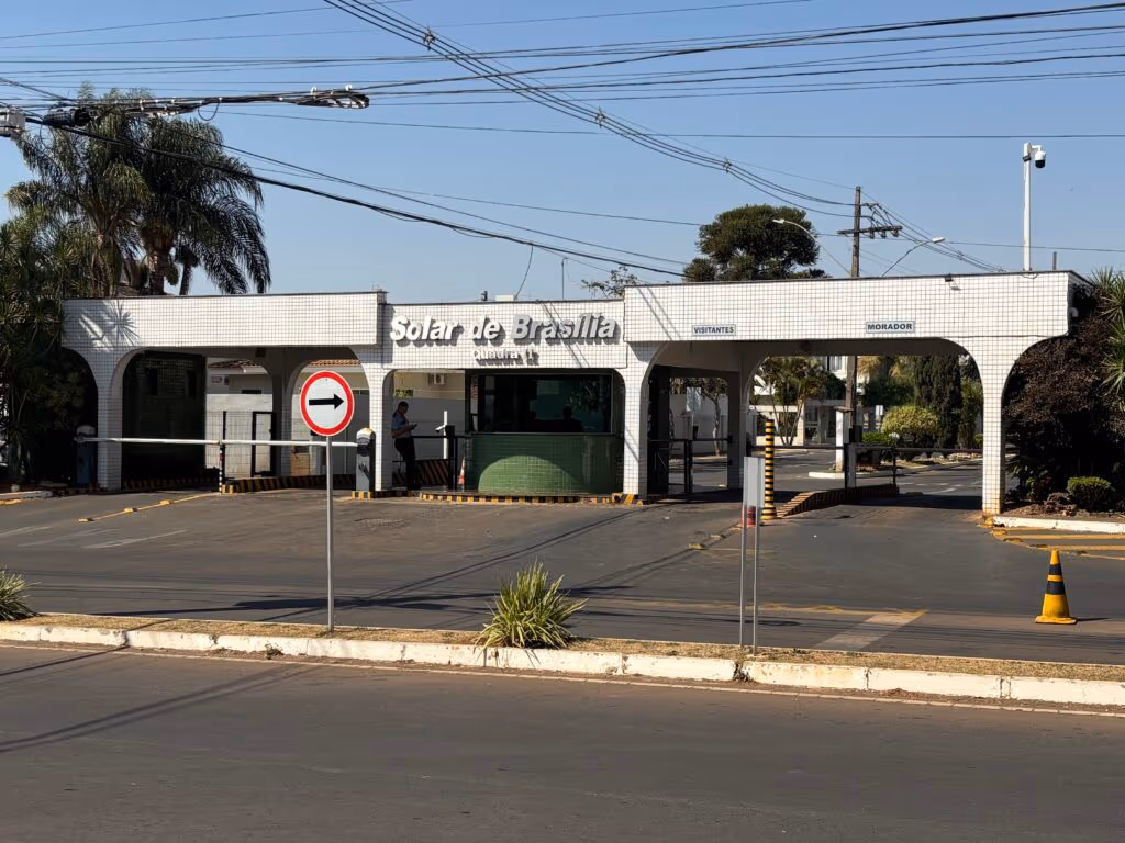 Condomínio de Bolsonaro segue sem manifestantes no quarto dia de julgamento