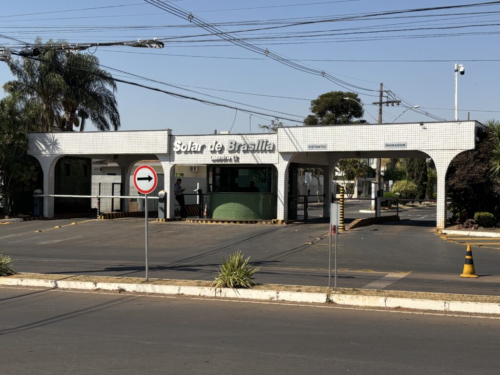 Condomínio de Bolsonaro segue sem manifestantes no quarto dia de julgamento