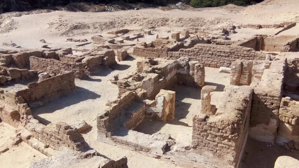 Igrejas de 1.600 anos com mural de Jesus em assentamento é descoberta por arqueólogos
