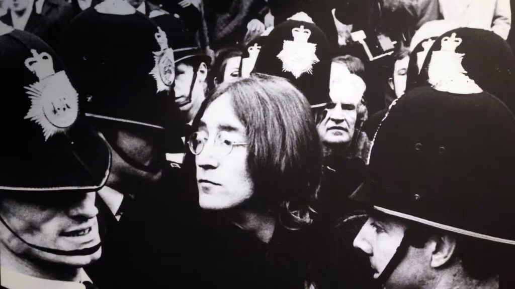 Assassino de John Lennon tenta sair da cadeia mais uma vez