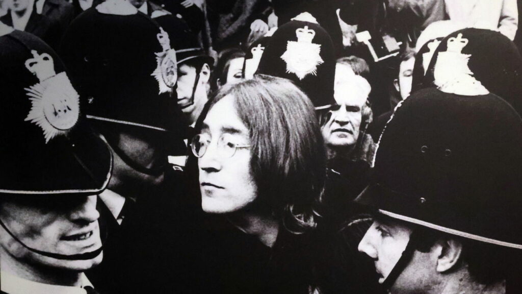 Assassino de John Lennon tenta sair da cadeia mais uma vez