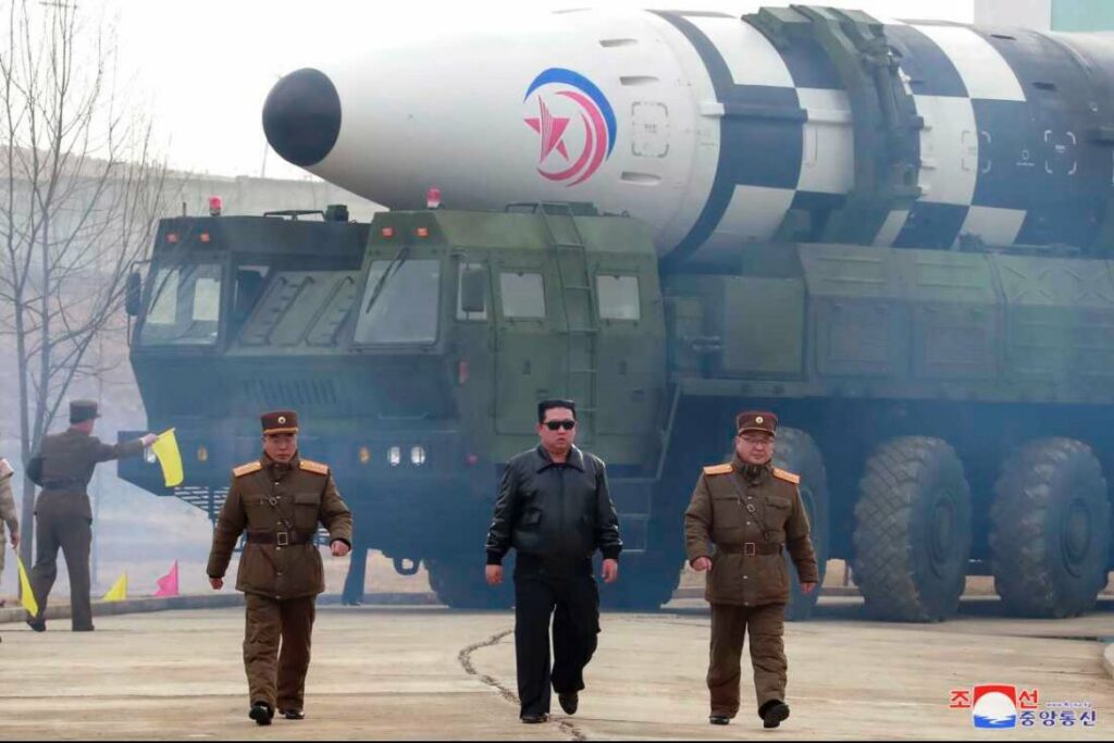 “Nunca desistiremos de nossa força nuclear”, declara Kim Jong-un