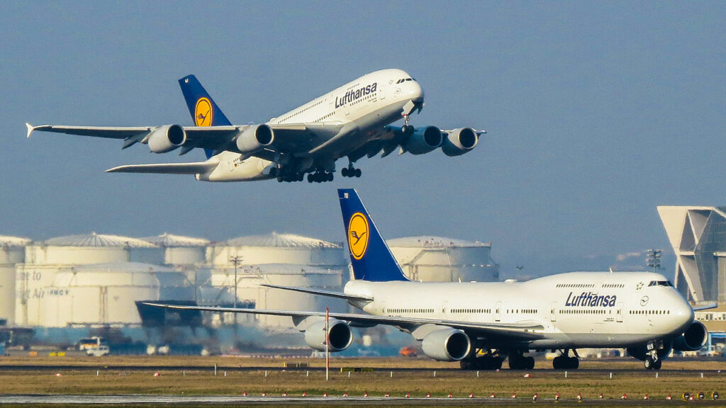 Airbus A380 e Boeing 747: O legado dos gigantes que dominaram os céus - Créditos: By Kiefer. from Frankfurt, Germany - Lufthansa Airbus A380 and Boeing 747, CC BY-SA 2.0, https://commons.wikimedia.org/w/index.php?curid=38246578
