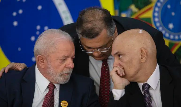 O tribunal que descondenou Lula tem moral para condenar Bolsonaro?