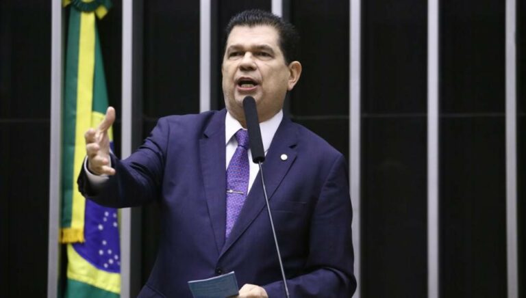 Deputado Mauro Benevides Filho é internado após AVC