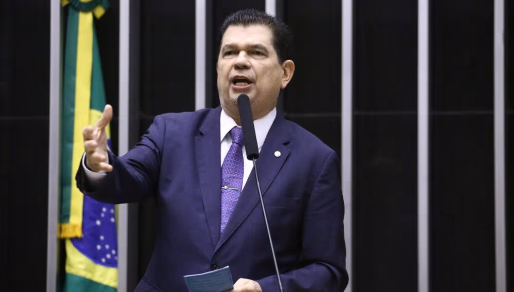 Deputado Mauro Benevides Filho é internado após AVC