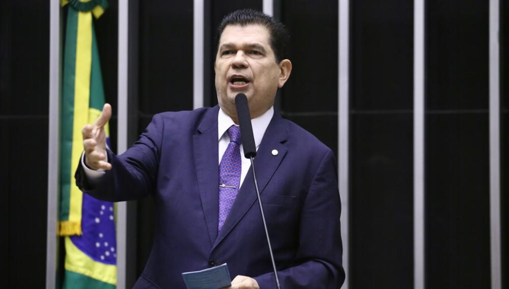 Deputado Mauro Benevides Filho é internado após AVC