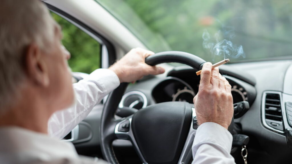 Nova lei antifumo também proíbe fumar no carro é assim que vai funcionar