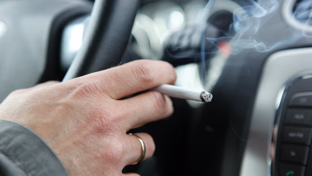 Nova lei antifumo também proíbe fumar no carro: é assim que vai funcionar