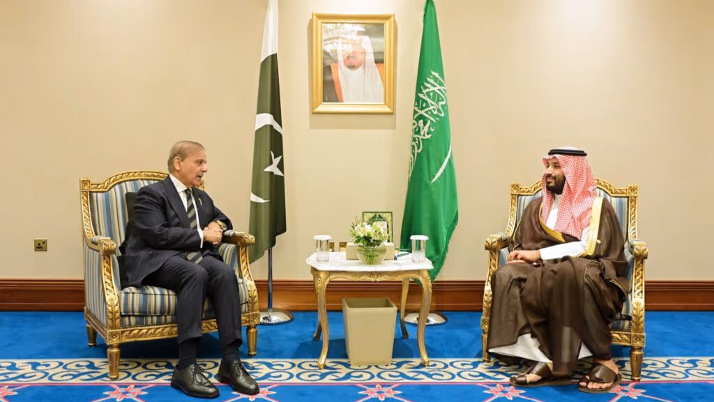 Crusoé: Paquistão e Arábia Saudita firmam pacto de defesa mútua