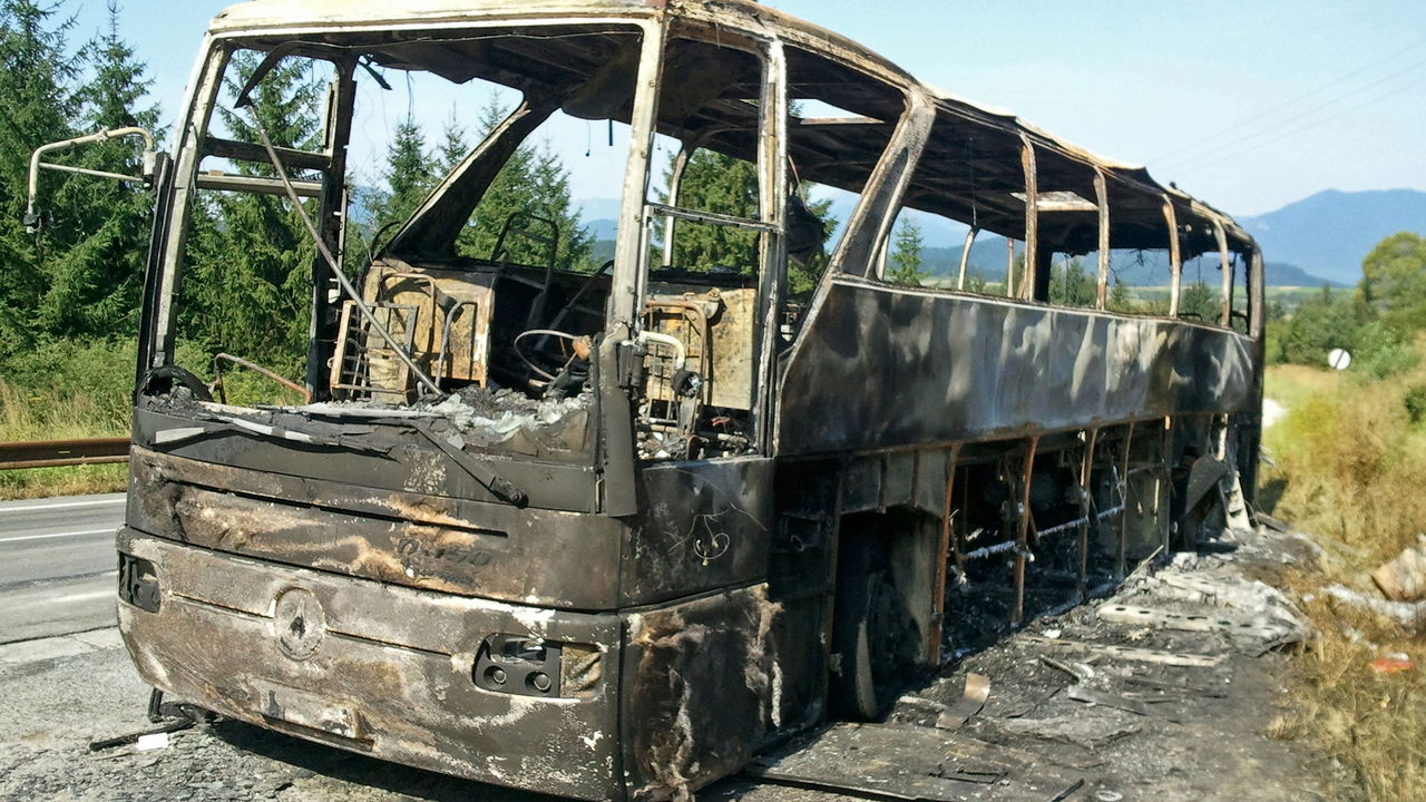 Ônibus com time de futebol pega fogo no meio de rodovia