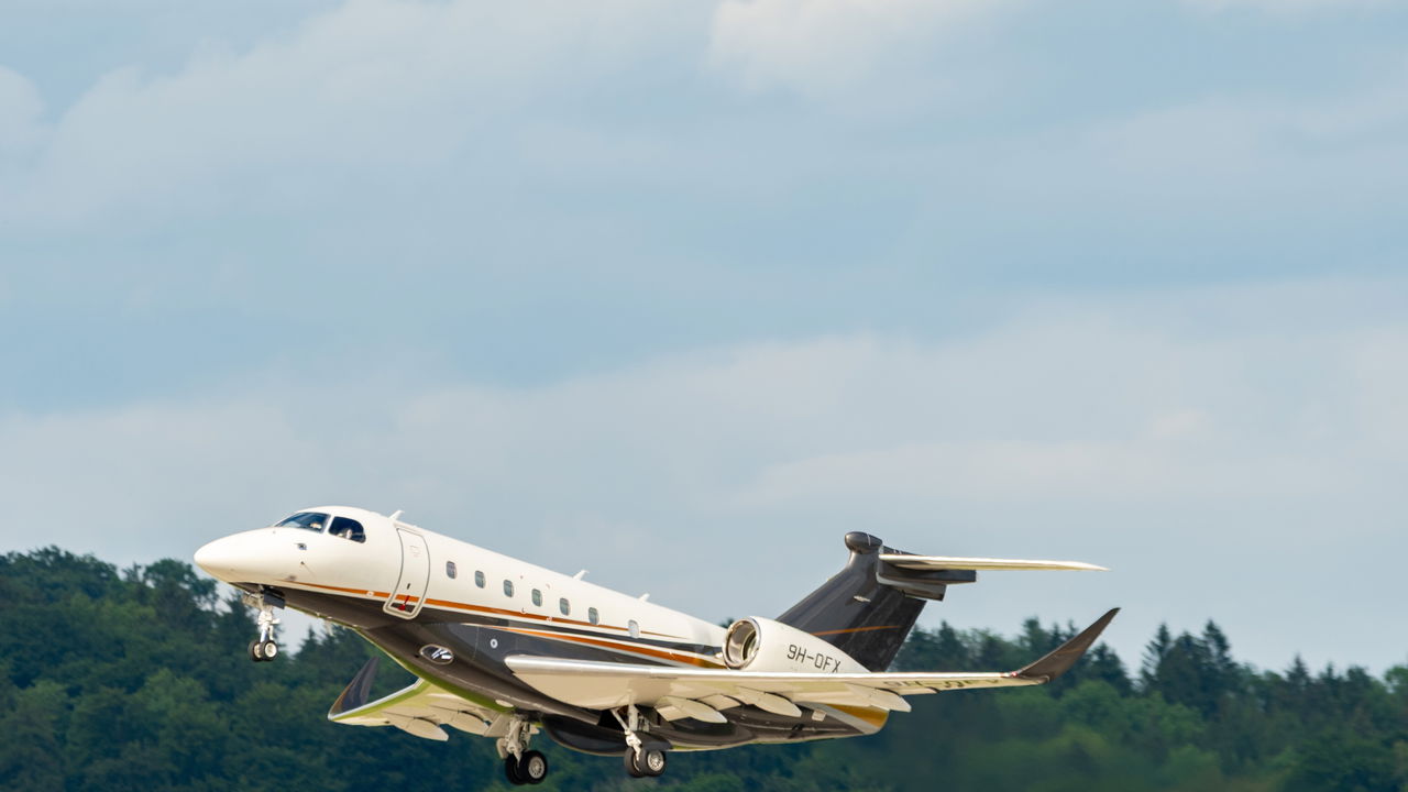 Raquel Lyra vai exonerar gestor que pegou carona em jatinho da Ambipar