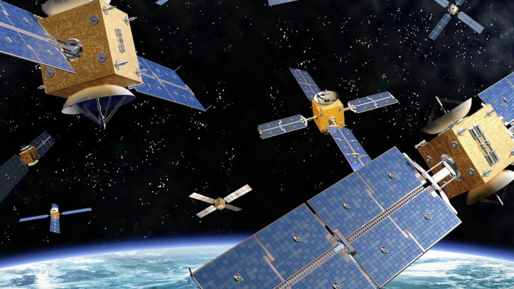 Quantos satélites estão em órbita e qual país possui mais?