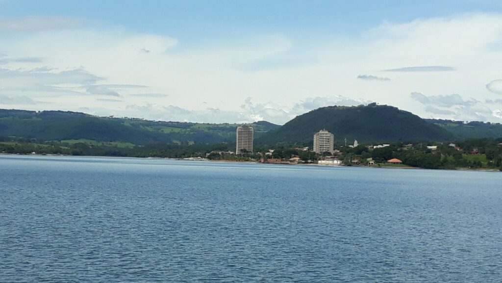 Essa cidade na divisa entre SP e MG esconde um paraíso de águas calmas e alma leve