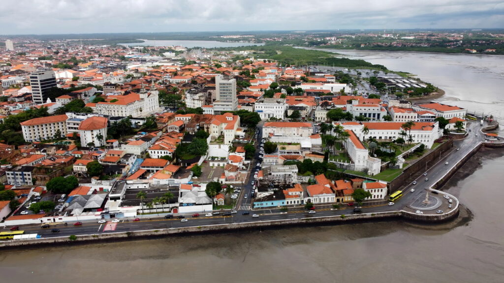 Essa cidade colonial tem praias quentes e passeios gratuitos o ano inteiro