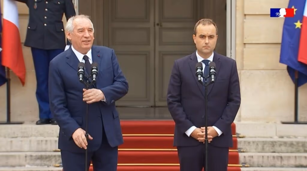 Em dia de fortes protestos, a França tem um novo primeiro-ministro