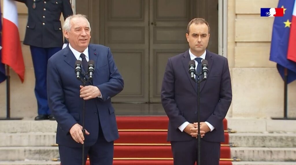 Em dia de fortes protestos, a França tem um novo primeiro-ministro