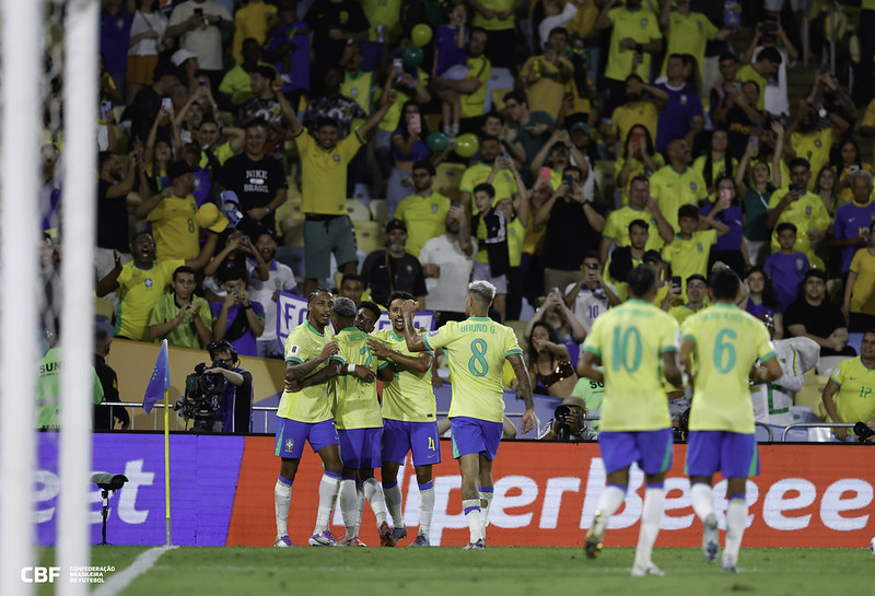 Seleção joga bem em noite de golaços no Maracanã e segue invicto com Ancelotti
