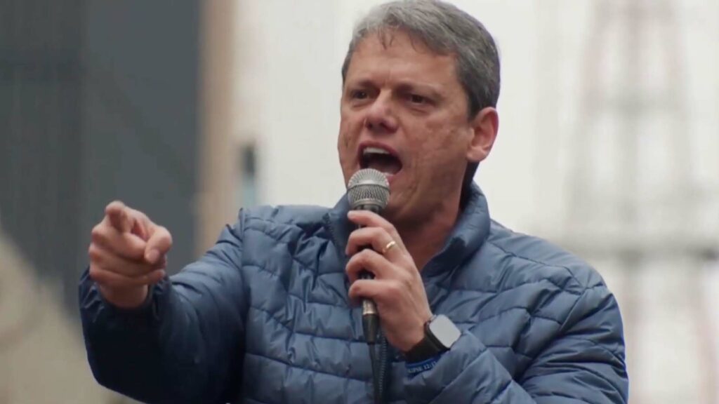 “Vamos pegar os vagabundos”, diz Tarcísio sobre execução de ex-delegado