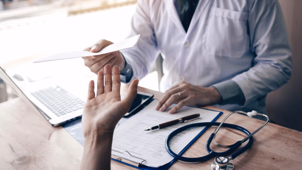 Trabalhador “viciado em atestado” ganha indenização de R$ 38 mil