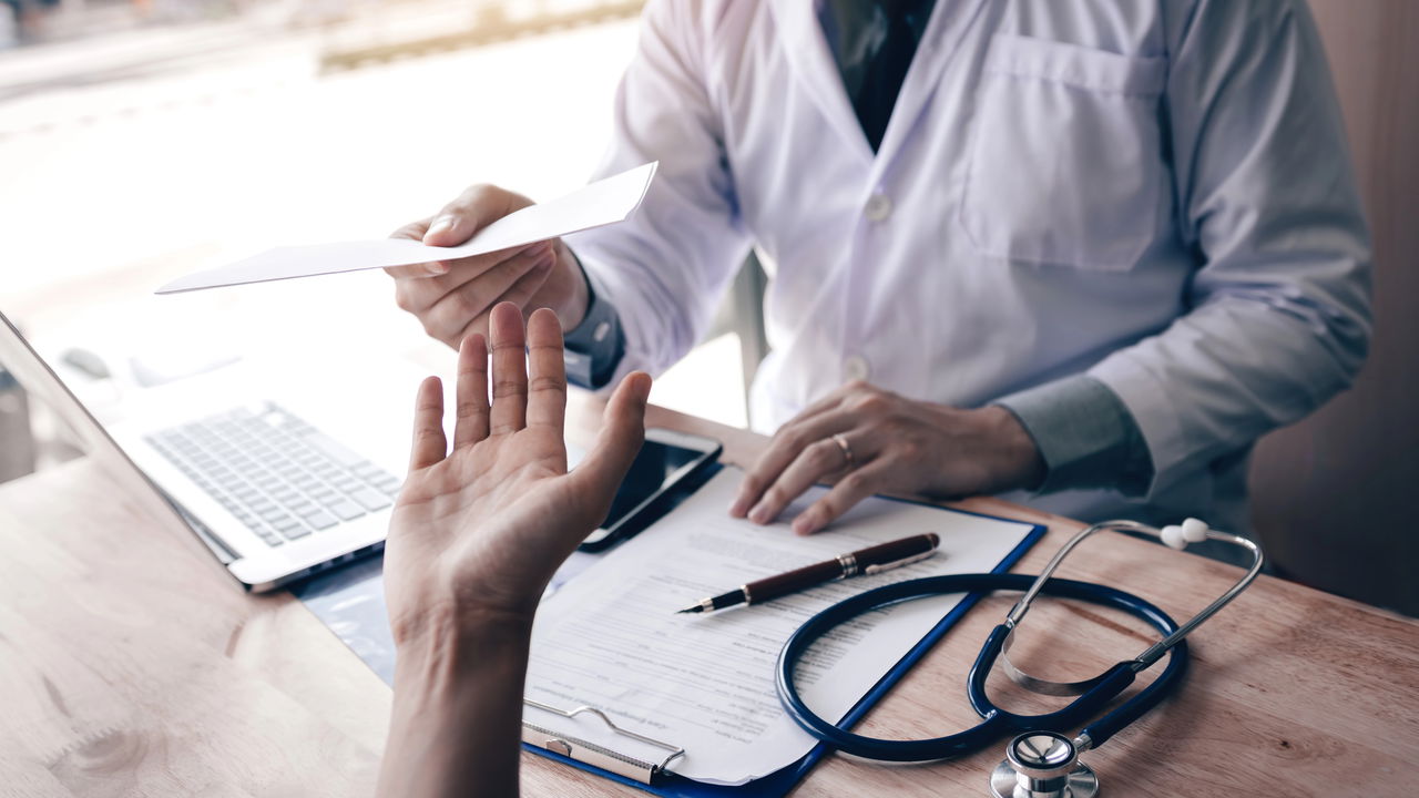 Trabalhador “viciado em atestado” ganha indenização de R$ 38 mil