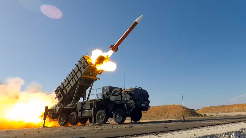 Crusoé: De olho na China, EUA pressionam indústria bélica