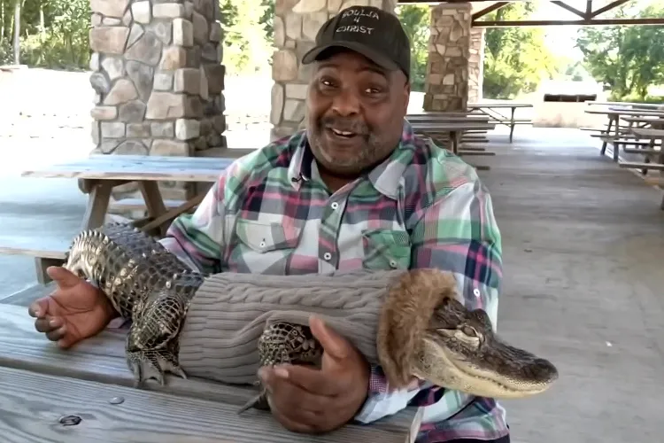 Walmart proíbe entra de jacaré de apoio emocional de homem após uma reclamação de cliente