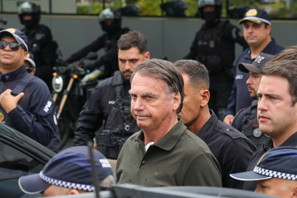 Moraes determina que Jair Bolsonaro cumpra pena na Papudinha