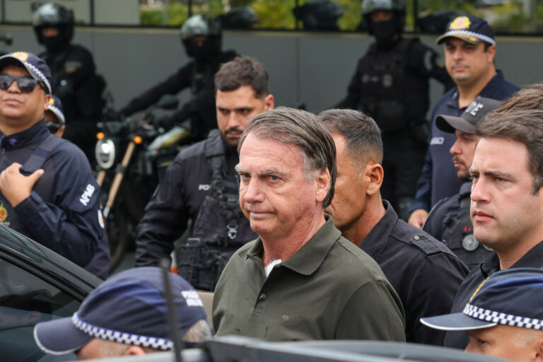 Advogado de Bolsonaro pede arquivamento de caso sobre arma apreendida