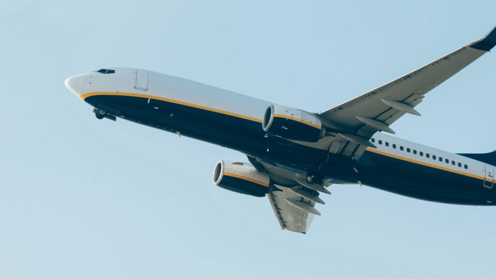 Asas mais retas ajudam na estabilidade e economia de combustível, essencial para aviões de grande porte - Créditos: depositphotos.com / DmitriyAnaniev