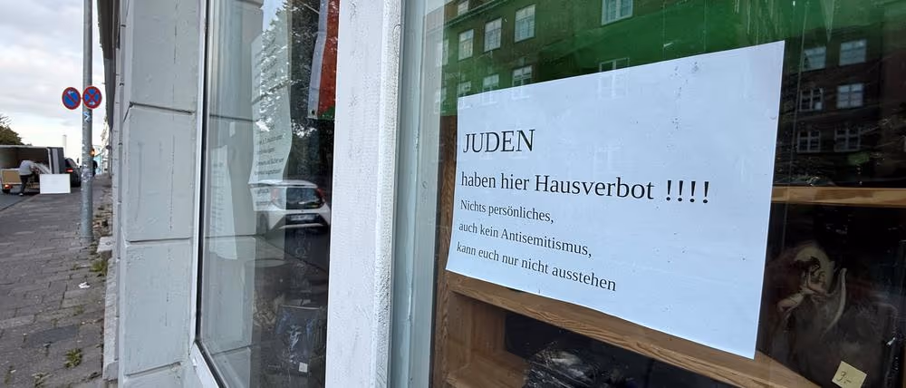 “Judeus estão proibidos de entrar aqui!”, diz cartaz em loja em Flensburg, Alemanha