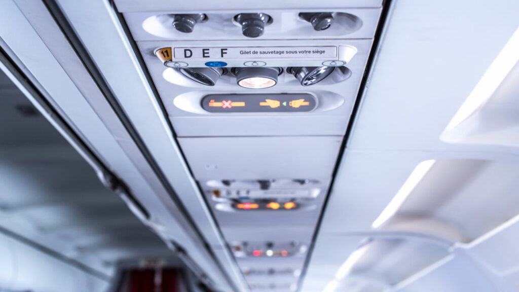 Aeromoças revelam as áreas mais sujas do avião