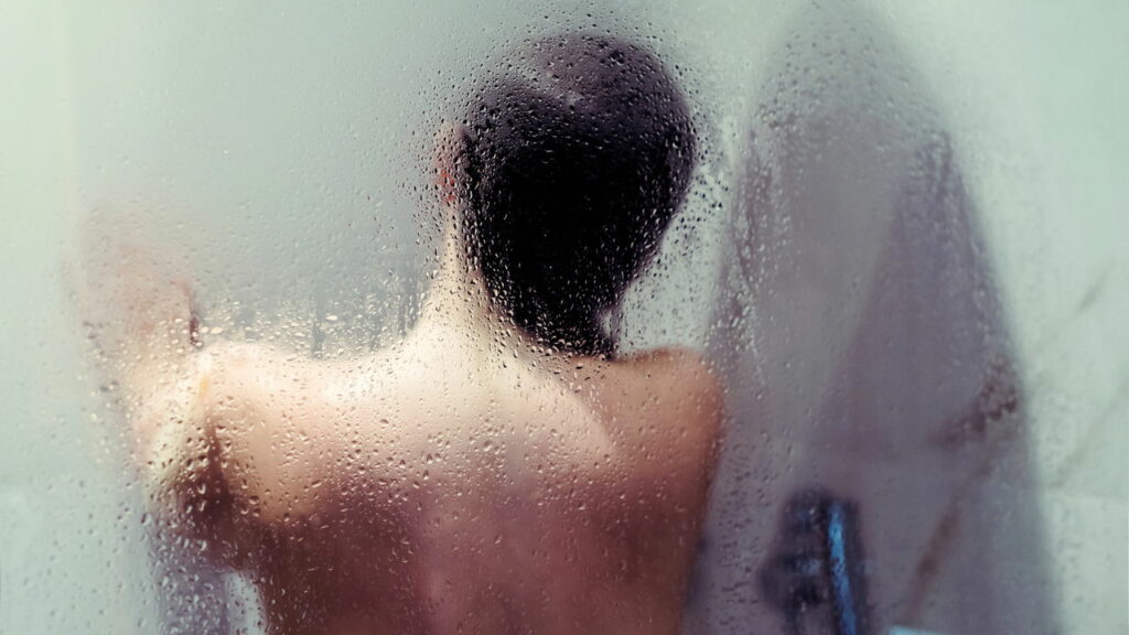 Homem filma enteada de 14 anos tomando banho e é preso