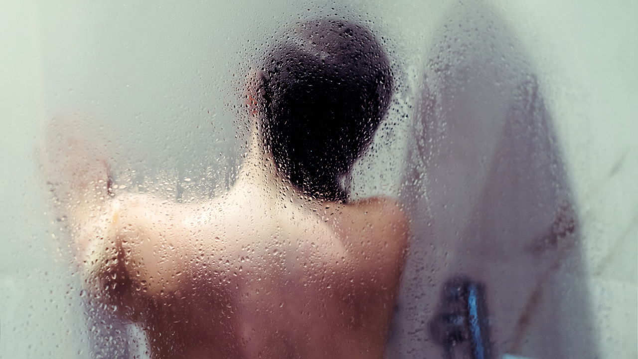 Homem filma enteada de 14 anos tomando banho e é preso
