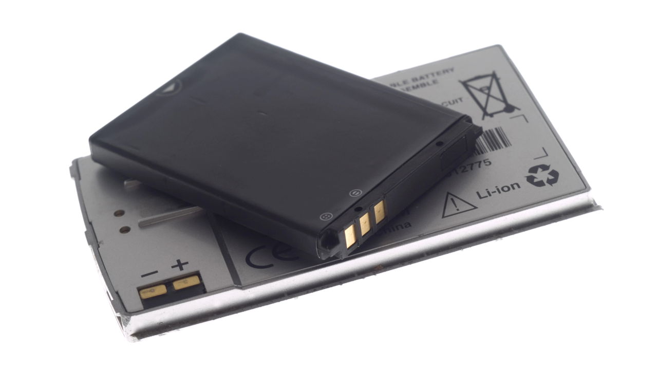 O perigo oculto de jogar baterias velhas no lixo comum