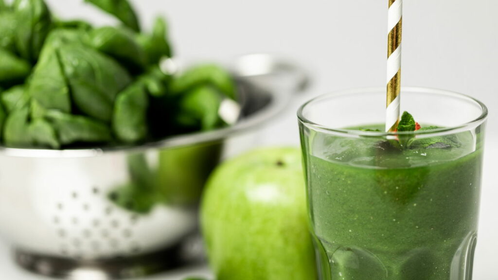 Esta bebida combina espinafre com whey protein para recupera&ccedil;&atilde;o muscular ideal