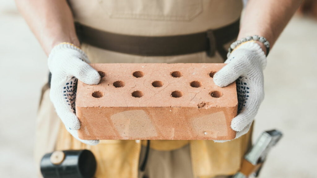Quanto custa construir uma churrasqueira de alvenaria em casa - Créditos: depositphotos.com / KostyaKlimenko