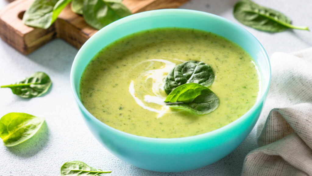 Essa simples adição transforma o caldo verde em um remédio natural