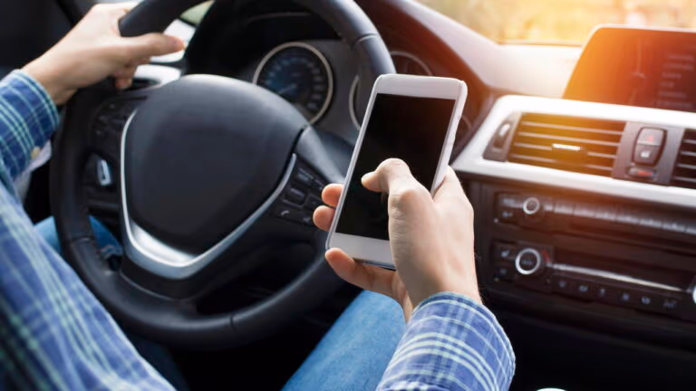 É permitido o uso de celular com o carro parado?