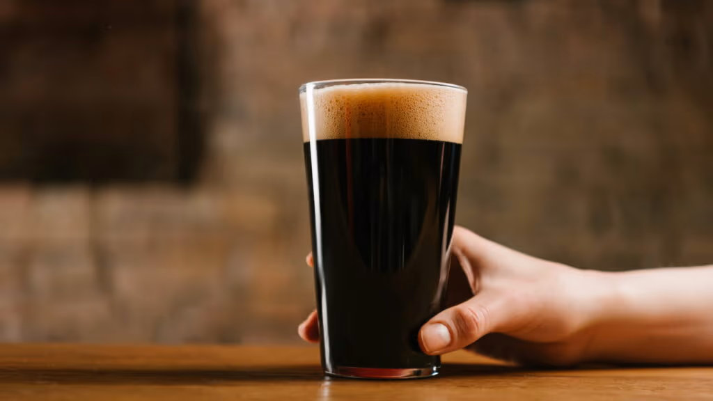 Cerveja antes do sexo? Estudo revela o efeito surpreendente das cervejas escuras