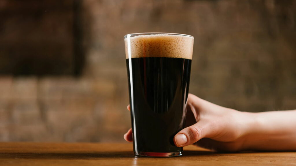 Cerveja antes do sexo? Estudo revela o efeito surpreendente das cervejas escuras