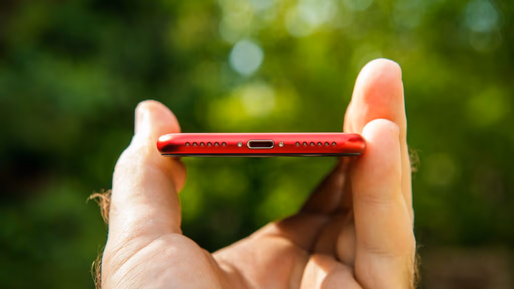 O que são os furos no celular ao lado da porta de carregamento e para que servem?