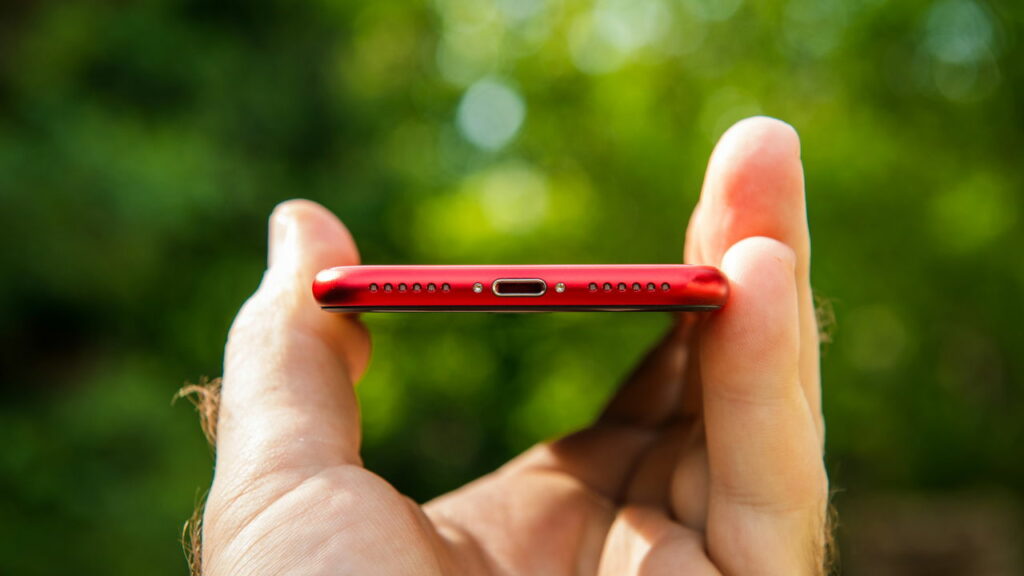 O que são os furos no celular ao lado da porta de carregamento e para que servem?
