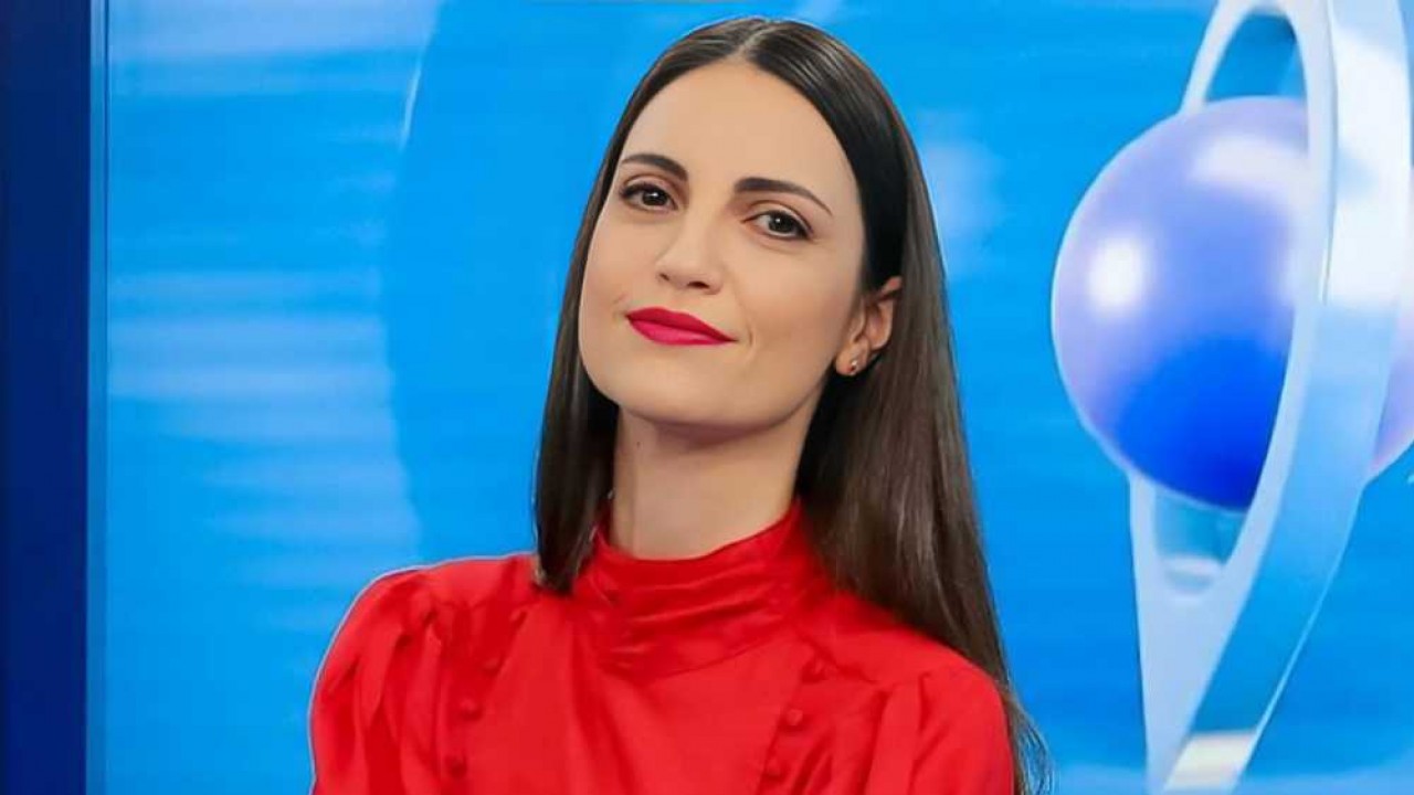 Chris Flores assina contrato com a Band e assume Melhor da Tarde